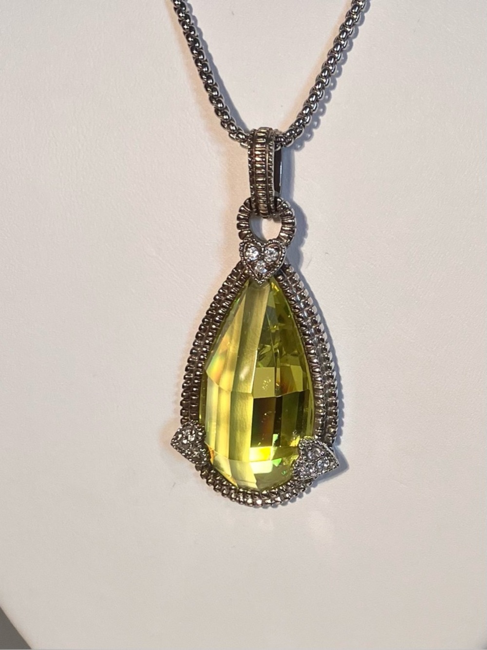 Silvertone Teardrop Yellow green Crystal Pendant Necklace. Glamorous!